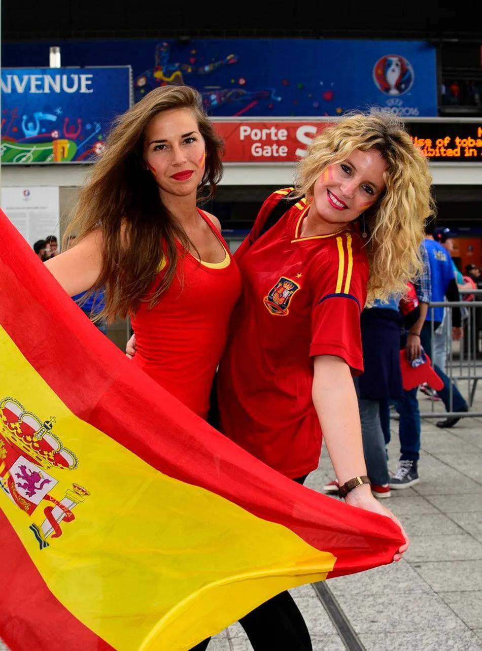 荷兰队成功晋级欧国联半决赛，球迷欢呼不已的简单介绍