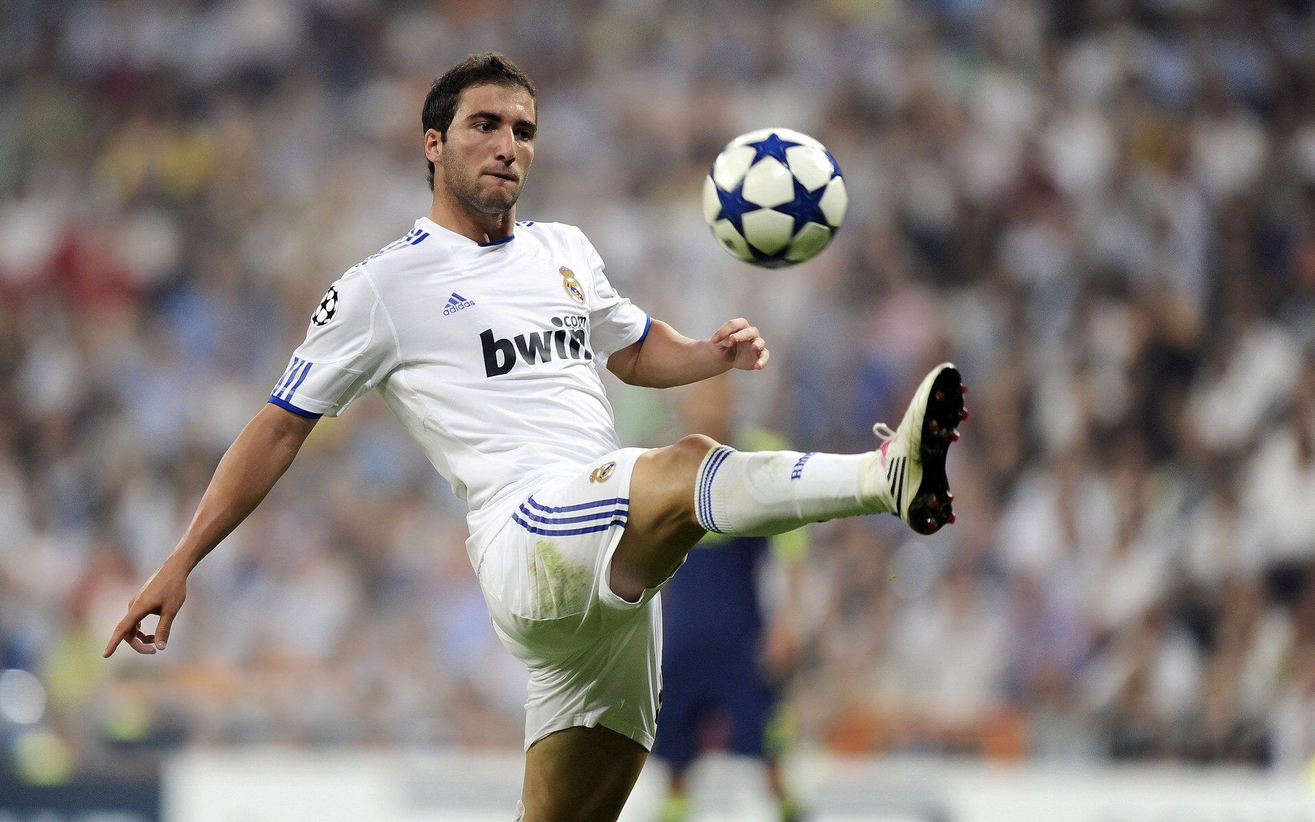 哈兰德焦点对战，詹姆斯与70激战TL分钟，比赛局势复杂胜负难料！赢得满堂喝彩