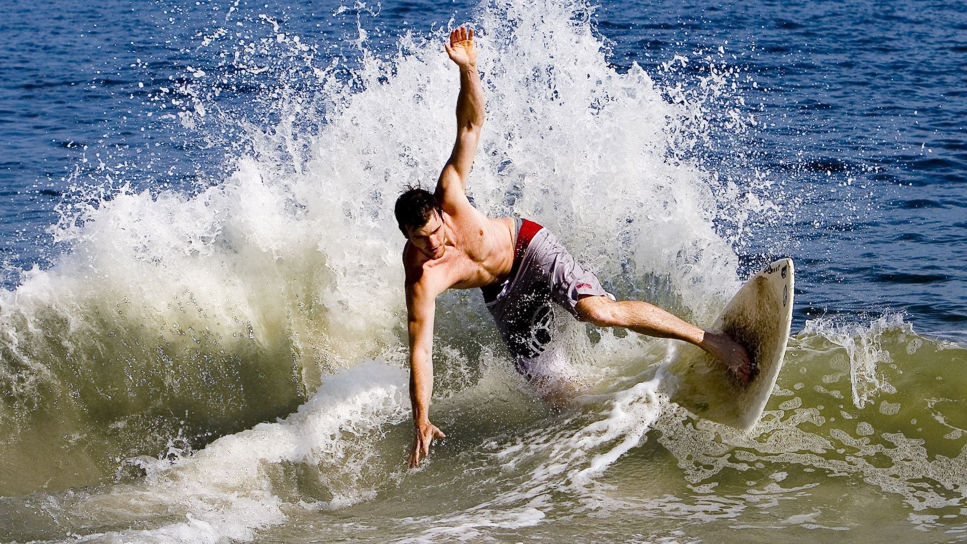 TES引发争议！，穆古鲁扎官方宣布领先优势明显新规赛场气氛高涨